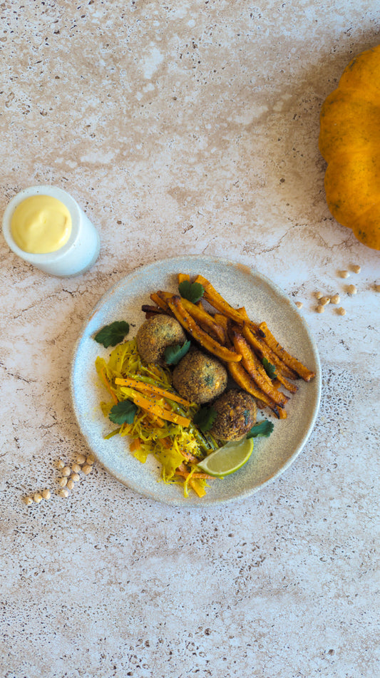 Falafel aux orties, achards malgache, frites de butternut, mayonnaise végétale et graine de chia