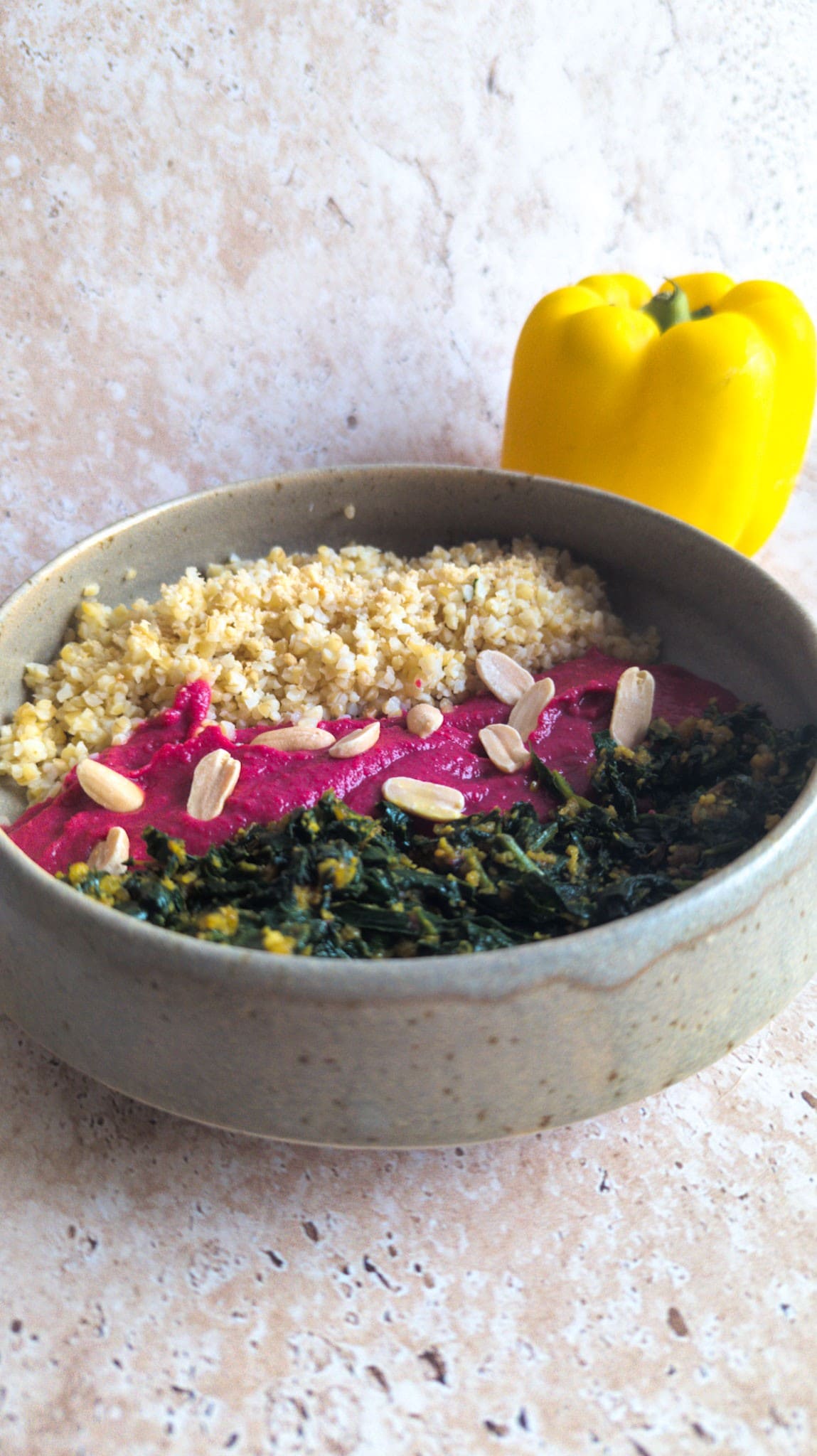 Fricassé d'épinard aux cacahuètes, pink houmous-miso et boulghour semi-complet