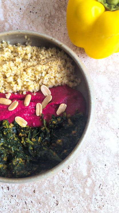 Fricassé d'épinard aux cacahuètes, pink houmous-miso et boulghour semi-complet