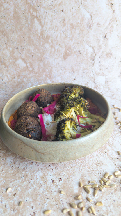 Boulette de lentilles aux champignons, brocoli sauce tomate-tahin relevé, gremolata, riz demi-complet