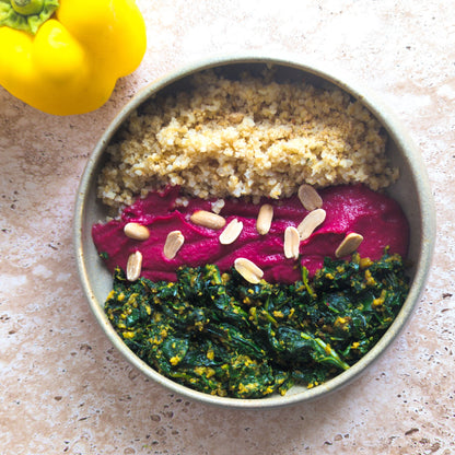Assiette de repas, épinards, pink houmous, boulghour