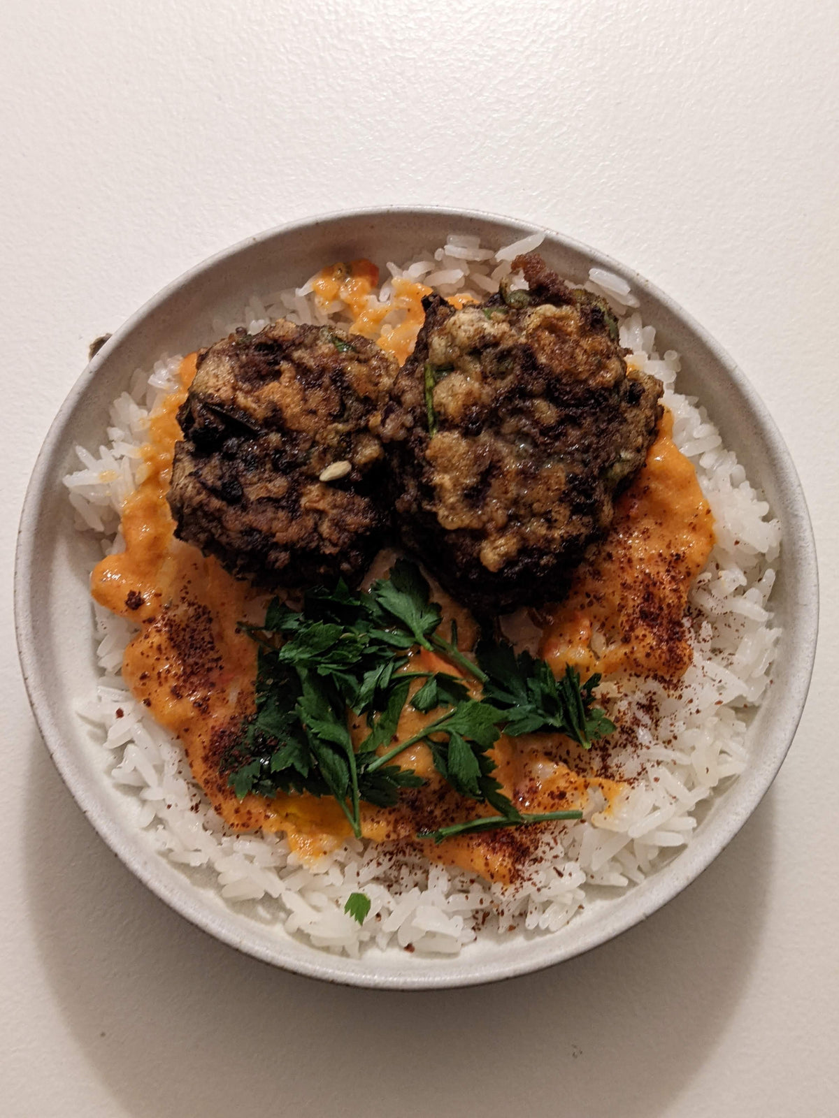 Boulettes de lentilles, sauce verte, riz demi-complet au légumes