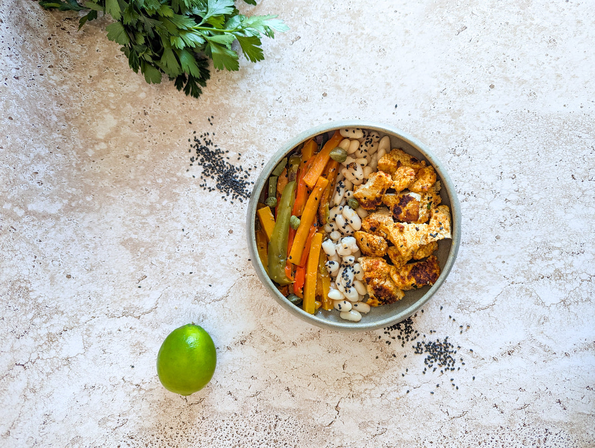 Légumes de saison et patate douce rôtis, sauce câpres, tofu grillé, haricots blancs aux sésames noirs