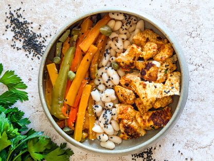 Légumes de saison et patate douce rôtis, sauce câpres, tofu grillé, haricots blancs aux sésames noirs