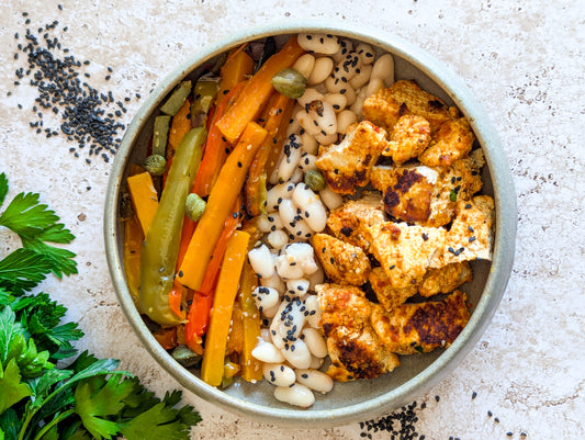 Légumes de saison et patate douce rôtis, sauce câpres, tofu grillé, haricots blancs aux sésames noirs