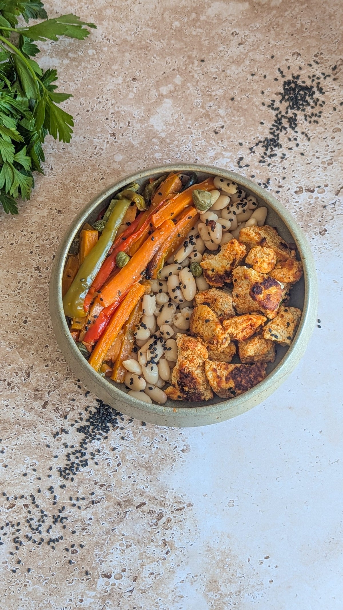 Légumes de saison et patate douce rôtis, sauce câpres, tofu grillé, haricots blancs aux sésames noirs